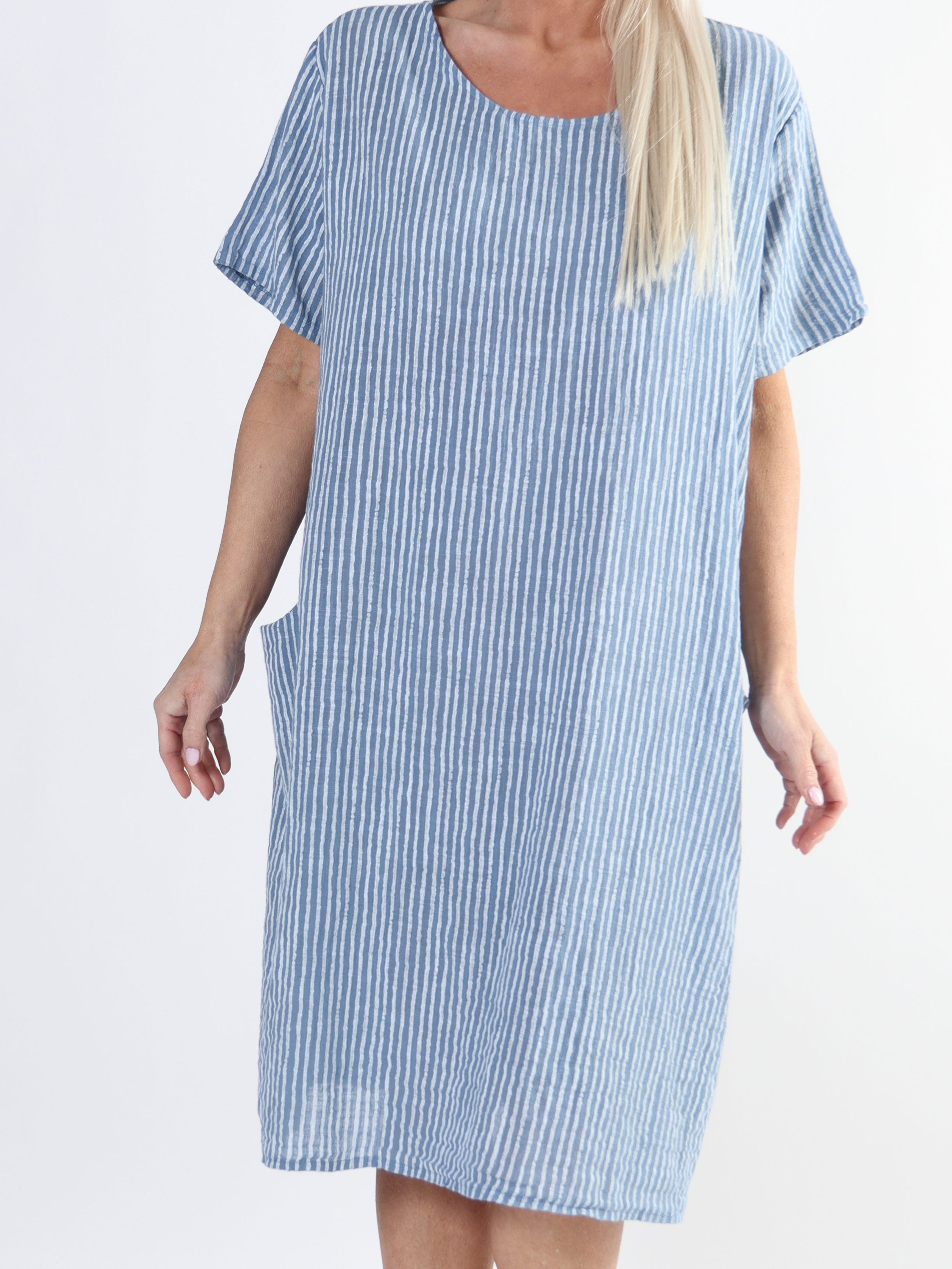 Louise - Fin stribet plus size kjole i hørlignende stof i bomuld